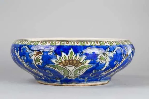 Glazed deep bowl in cobalt-blue with vegetal decoration