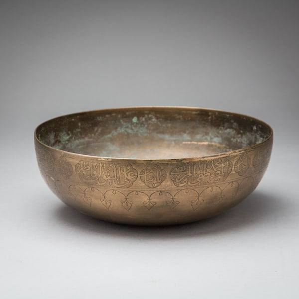 Bronze hemispherical bowl decorated by engravings and Islamic Inscriptions in cartouches