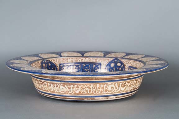 Large Hispano-Moresque plate with stylised decoration