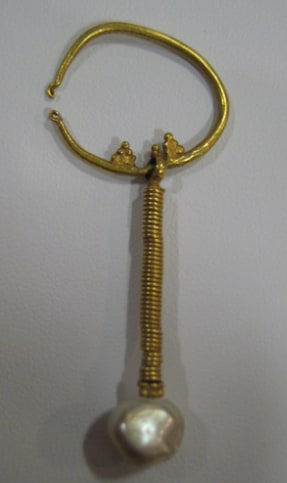 Roman Gold and Pearl Earring