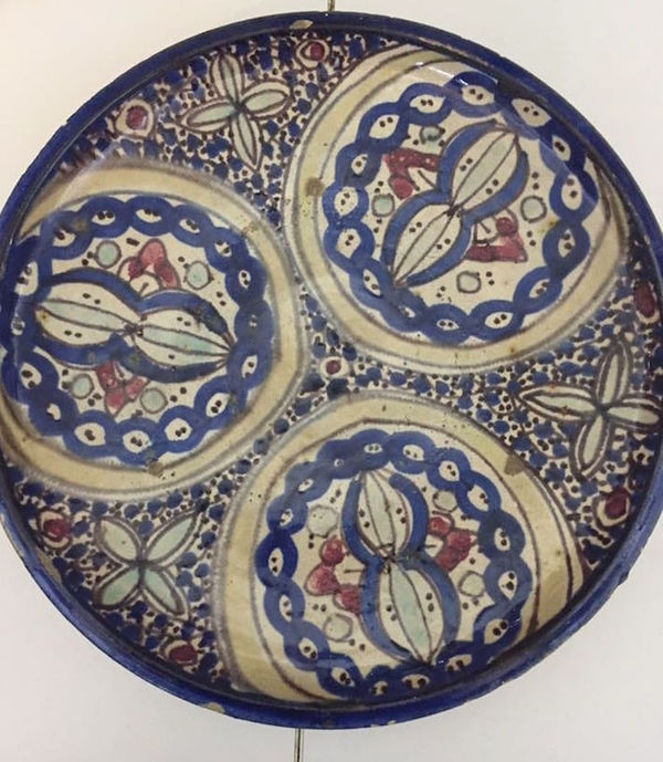 Earthenware plate of Moroccan workshop with multicoloured floral decoration