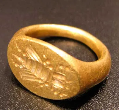 Gold Seal Ring Featuring a Bee