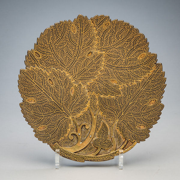 Exquisitely damascened leaf-shaped plate