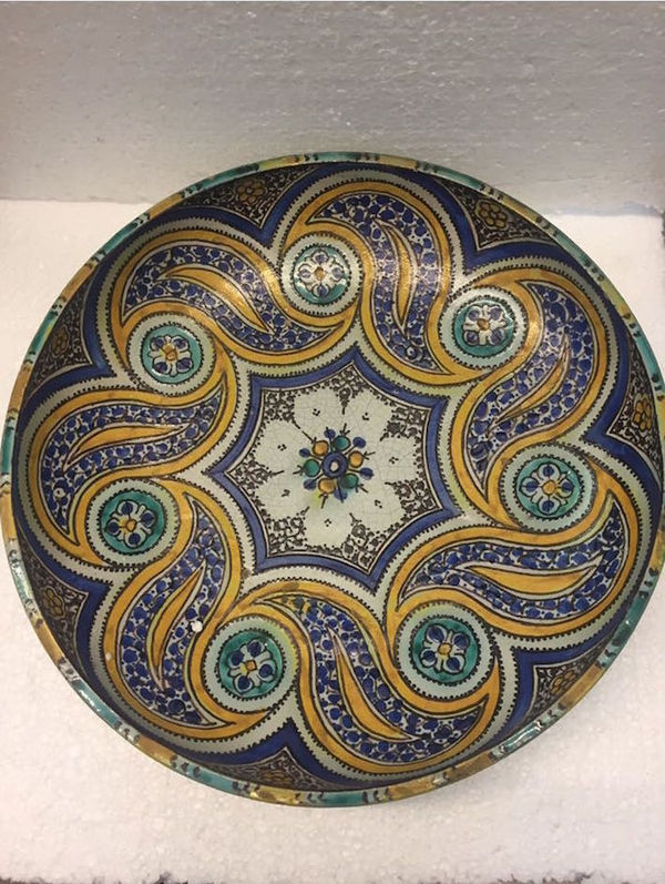 Earthenware plate of Moroccan workshop with multicoloured floral decoration