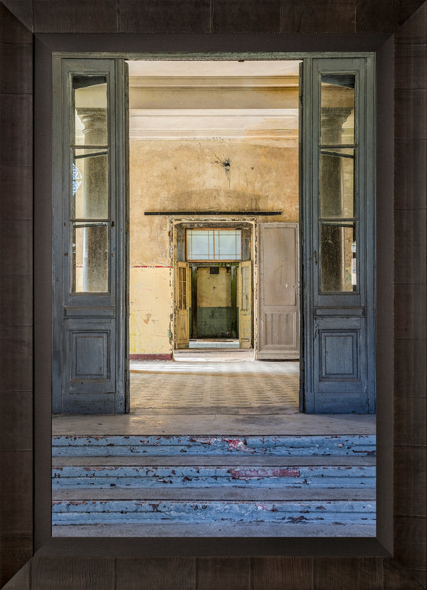 TABACCHINO FRAME, DARK ASH, BLACK LINEN LINER