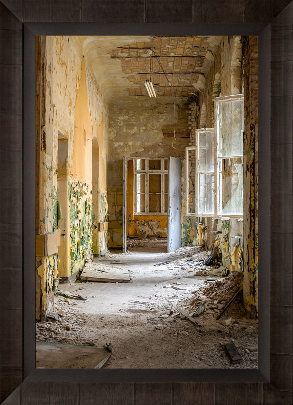 TABACCHINO FRAME, DARK ASH, BLACK LINEN LINER