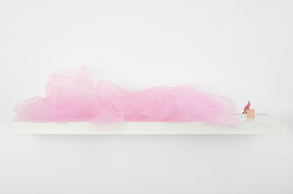 Liliana Porter, La Tejedora (con zapatos rojos), 2018