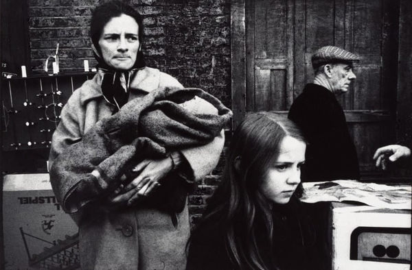 Markéta Luskačová, Photographs from Spitalfields (Woman with a baby and a girl), 1975