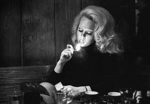 Willy Spiller, Lady Shiva in der Zigarettenpause, Kontiki-Bar, 1975