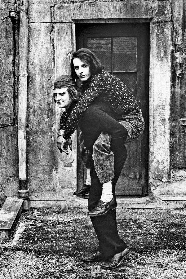 Willy Spiller, David Weiss und Urs Lüthi spielen Huckepack vor ihrem Atelier, Stüssihofstadt 10, 1970