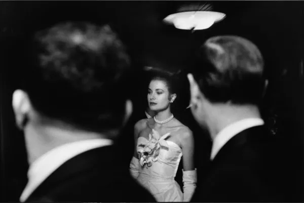 Elliott Erwitt, New York City (Grace Kelly), 1955