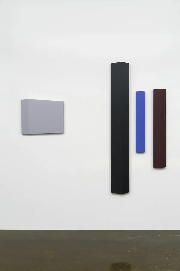 Francine Savard, 4 éléments d'une vue d'exposition (Anne Truitt), 2020
