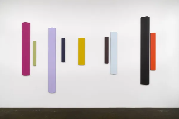 Francine Savard, 9 éléments d'une vue d'exposition (Anne Truitt), 2021