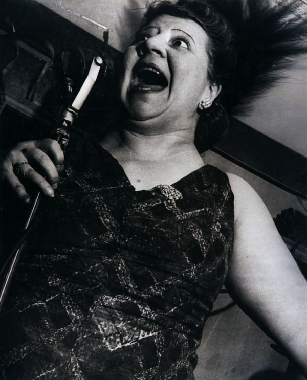 Singer at the Cafe Metropole