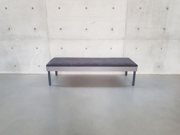 Nadia Kaabi-Linke, Nervöse Bank (Nervous Bench), 2017