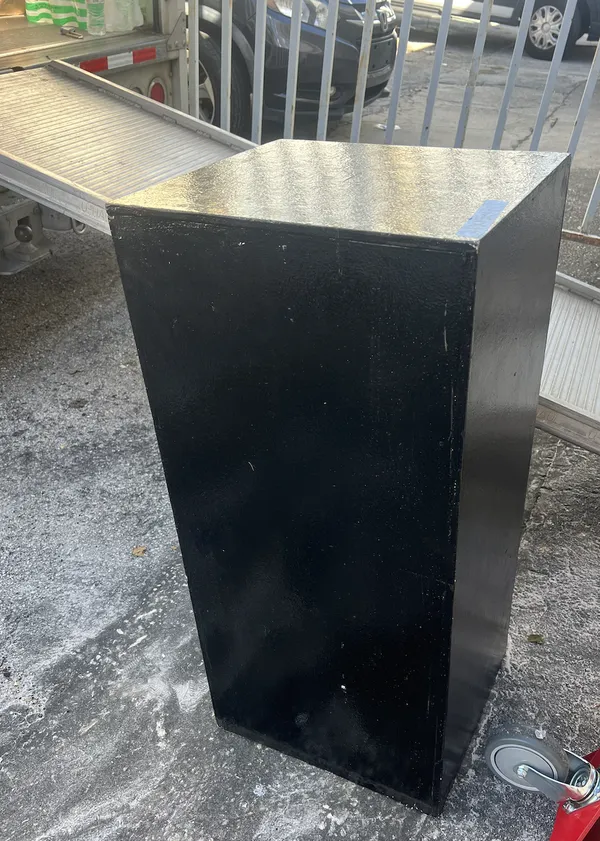 PEDESTAL, Black Pedestal