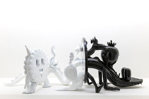 Vortex, 2025 Sculpture en résine sur socle en bois et plexiglass Collaboration avec Emergency Toys 22 x 61 x 21 cm