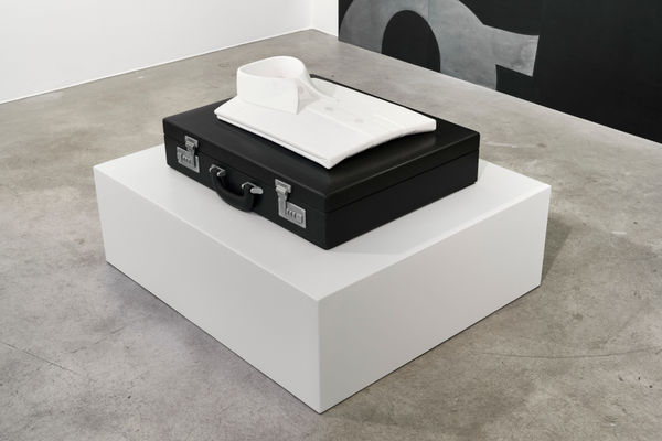 Andreas Blank, Monument (großes Hemd, Koffer), 2021