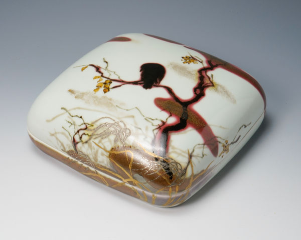 FUJIMOTO YOSHIMICHI (NŌDŌ) 藤本能道, Covered box with colored glazes and overglaze enamels, depicting a crow nesting on branches 蛤形四角筥