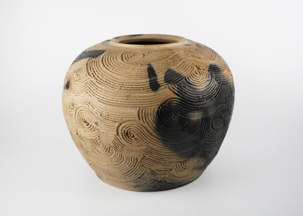 Sakata Jinnai 坂田 甚内, Jar with smoke and incised decorated wave patterns 黒陶波状文壺
