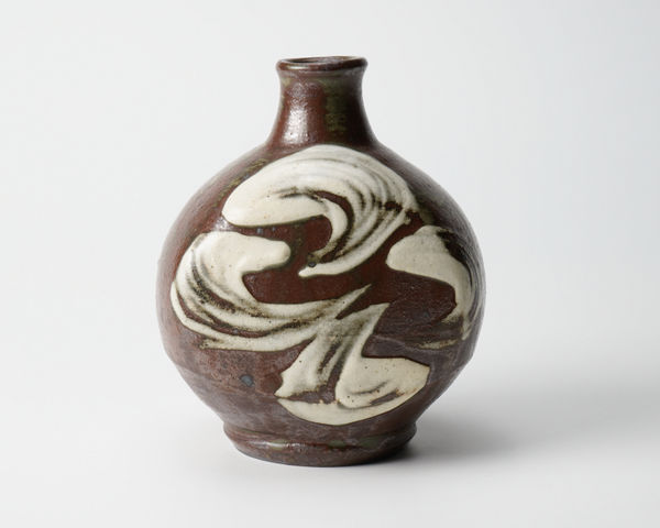 Matsuzaki Ken 松崎 健 Iron glazed sake bottle with white slip