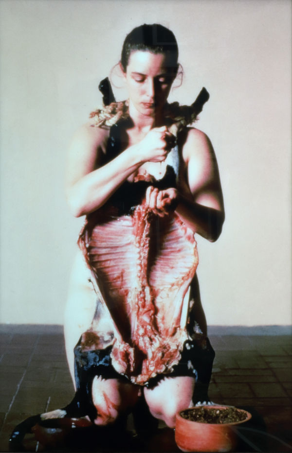 Tania Bruguera, El peso de la culpa (The weight of guilt), 1997-1999