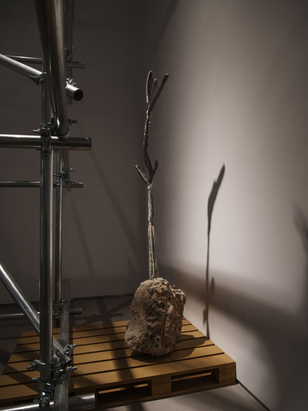 ZHANG Ruyi 张如怡 Matte Substance-6 暗色之物-6, 2019 Concrete, gravel, wood pallet 混凝土，碎石，木托板 152.5 x 25 x 35 cm 78 x 110 x 162.5 cm (with wood pallet）152.5 x 25 x 35 cm 78 x 110 x 162.5 cm(含木托板)