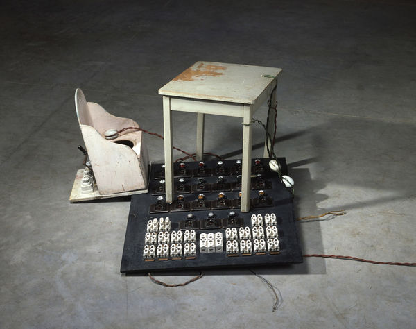 Marianne Berenhaut, La Chaise électrique (Vie privée series), 1999