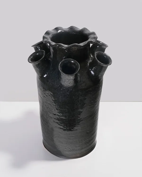 Ali Hewson, Tall wavy tulipiere