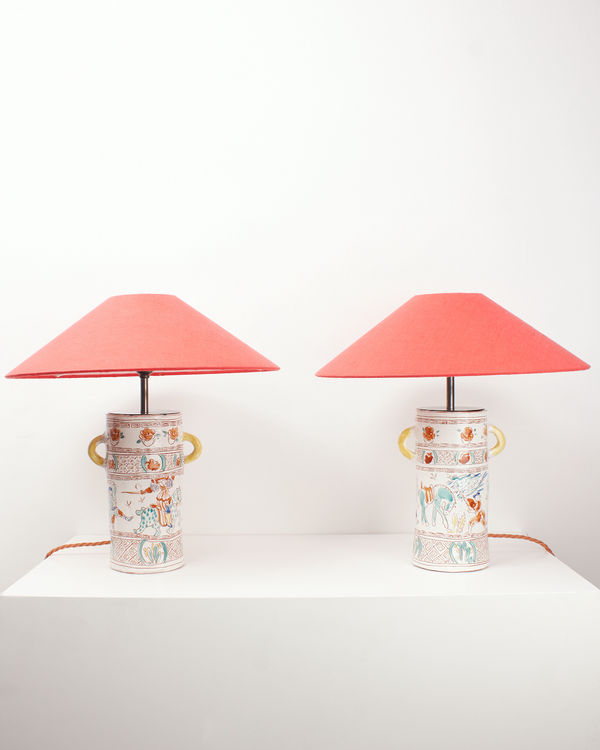 1690 Ceramics, Famille Verte pair of lamps with Nón Lá shade