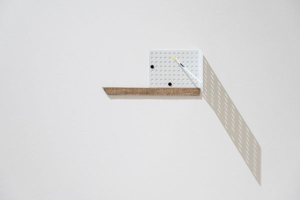 龔寶稜 Pao-Leng KUNG 架子上的那張畫 Easel Painting, 2019 塑膠、壓克力顏料、油氈板、金屬 Plastic, acrylic, lino and metal 4 3/8 x 9 1/8 x 3 1/2 in 11 x 23.3 x 9 cm