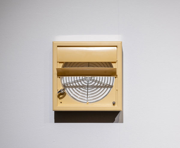 龔寶稜 Pao-Leng KUNG 從 0 到 0（1|6） Drifting Aimlessly from 0 to 0. (1|6), 2021 排風口、不鏽鋼、塑鋼土、橡膠 Air vent grille, stainless steel, repair glue mud and rubber 7 1/2 x 7 1/2 x 3 1/2 in 19 x 19 x 9 cm