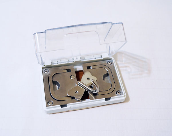 龔寶稜 Pao-Leng KUNG Mimicry, 2022 不鏽鋼、塑膠、麂皮、螺絲 Stainless steel, plastic, faux suede and screws 4 3/8 x 5 1/2 x 4 in 11 x 14 x 10 cm