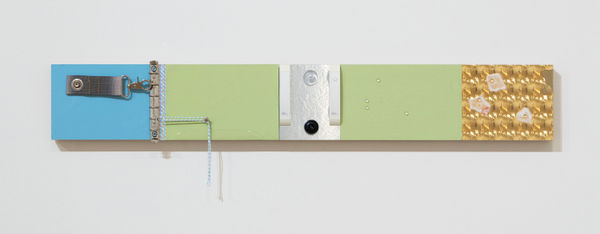 龔寶稜 Pao-Leng KUNG 樣品：紙火 Sample: fire, 2024 活頁夾、貼紙、卡典西德、橡膠、塑膠把手、金屬、線、手工紙、尼龍織帶 / 油氈板 Metal loose-leaf binder, stickers, cutting vinyl sheets, rubber, plastic handle, metal, yarn, handmade paper and nylon webbing on linoleum block 14.3 x 84 x 4 cm