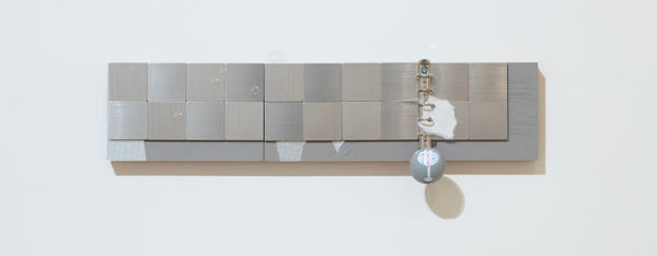 龔寶稜 Pao-Leng KUNG 樣品：填空 Sample: filler, 2024 活頁夾、手工紙、高爾夫球、橡膠、假髮片、貼紙 / 油氈板 Metal loose-leaf binder, handmade paper, golf ball, rubber, hairpieces and stickers on linoleum block 18 x 56 x 8 cm