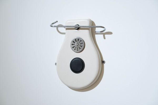 龔寶稜 Pao-Leng KUNG Untitled (Filter), 2021 不鏽鋼、白色陶瓷石、噴漆、掛鉤、坐墊 Stainless steel, white ceramic balls, spray paint, hook and foam seat cushion 13 3/8 x 12 1/4 x 2 3/8 in 34 x 31 x 6 cm