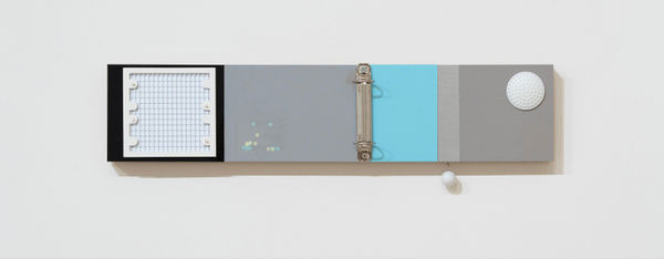 龔寶稜 Pao-Leng KUNG 樣品：凹凸的表面 Sample: bumpy surface, 2024 活頁夾、貼紙、卡典西德、塑膠 / 油氈板 Metal loose-leaf binder, stichers, cutting vinyl sheets and plastic on linoleum block 12.7 x 58.6 x 5.5 cm