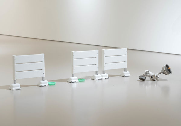 龔寶稜 Pao-Leng KUNG Receiver, 2021 壁式折疊椅、不鏽鋼、塑膠、玻璃、木頭、泡棉貼條 Wall mounted folding chair, stainless steel, plastic, glass, wood and weatherstrip seal 尺寸依場地而定 Dimensions variable