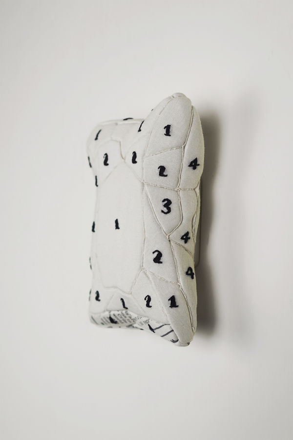 劉正堃 Abei LIU 思思念念的那一包 The Bag of Longing, 2025 高密度發泡聚苯乙烯、二手衣手工縫製 EPS, 2nd hand clothes 13.6 x 7.2 x 4.7 cm