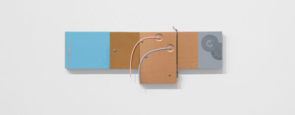 龔寶稜 Pao-Leng KUNG 樣品：擦傷 Sample: scratch, 2024 貼紙、卡典西德、橡膠、金屬、吸盤、修補貼 / 油氈板 Stickers, cutting vinyl sheets, rubber, metal, suction cups and screen patches on linoleum block 20.7 x 53.8 x 3.5 cm