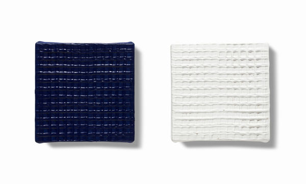 洪藝真 Yi-Chen HUNG 無題 Untitled, 2009 壓克力顏料／畫布＋烤漆／玻璃纖維 Acrylic on canvas / spray paint on FRP 4 3/4 x 4 3/4 x 7/8 in/ each, set of 2 12 x 12 x 2.2 cm/ each, set of 2