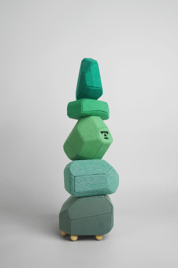 劉正堃 Abei LIU 綠色呢喃石悄悄守護著 Whisperocks: Green , 2025 高密度發泡聚苯乙烯、二手衣手工縫製 EPS, 2nd hand clothes 51.5 x 22.5 x 15 cm