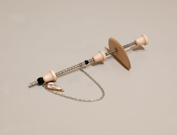 龔寶稜 Pao-Leng KUNG Bypass, 2024 木頭、金屬、塑膠、貝殼 Wood, metal, plastic, seashell 4.7 x 31 x 18 cm