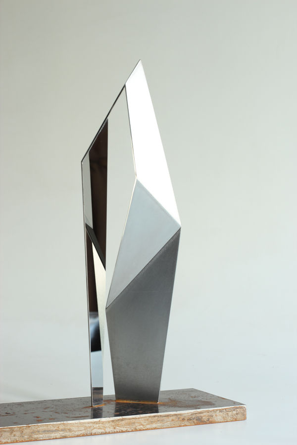 郭思敏 Szumin KUO 冉冉而生 #5 Germinating #5, 2013 不鏽鋼 Stainless Steel 32 1/4 x 4 3/4 x 9 in, Ed. 2/6 82 x 12 x 23 cm, Ed. 2/6