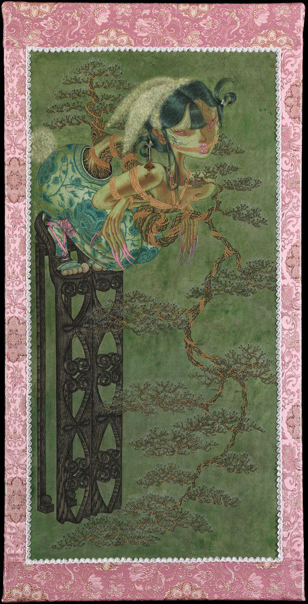 何㿛 HO Li 都市叢林-盆景緊縛術 Concrete Jungle-BDSM Bonsai, 2023 墨、膠彩顏料、金蔥線、棉線、化學纖維／絹 Ink, eastern gouache, metallic thread, cotton thread and Chemical Fiber on silk fabric 41 3/8 x 20 7/8 in 105 x 53 cm