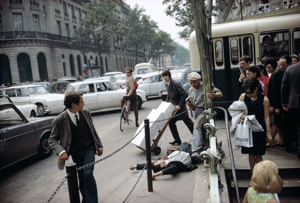 Joel Meyerowitz, Fallen Man, Paris, 1967.