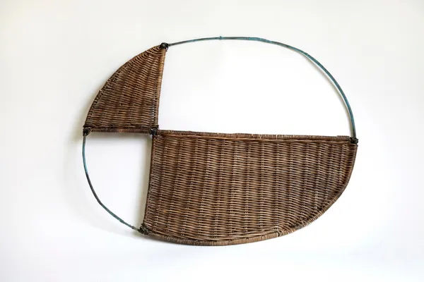 Mario García Torres Pareciera Que Tu Memoria Se Percive Más Distante En El Solisticio de Verano Que En El Solicticio de Invierno, n.d. bronze patinado e rattan 1,5 x 61 x 51,5 cm