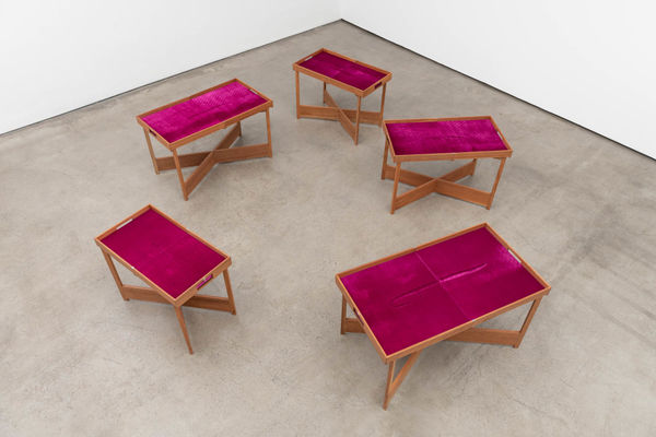 Cinthia Marcelle, Meditação da Ferida ou A Escola das Facas [catedral], 2022