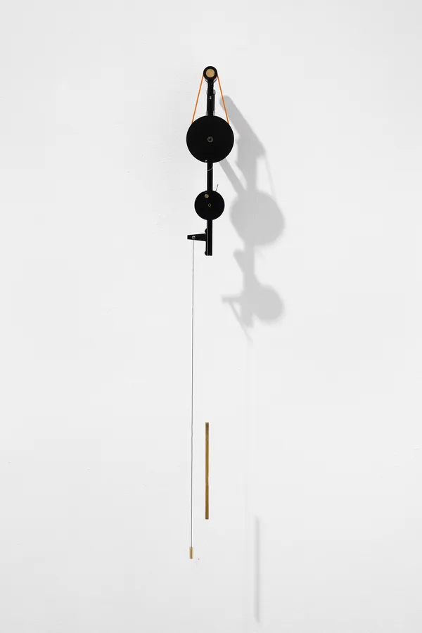 Pe Lang Random | nº 10, 2021 motor, thread, mechanical parts 82 x 9 x 9,5 cm