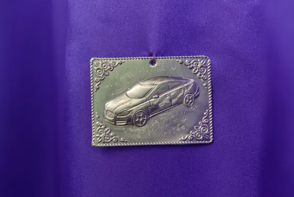 Prune Phi L’odeur du cuir des sièges de ta BMW, 2022 Métal 8,3 x 6 cm